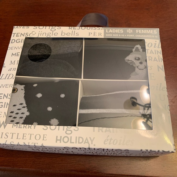 Ladies Holiday Socks 4 Pairs - Picture 1 of 3